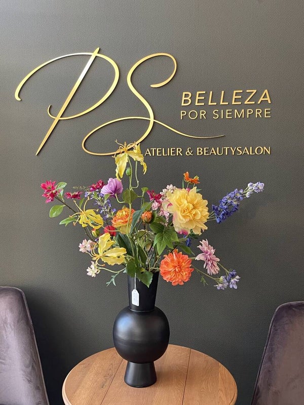 Zwarte bolvaas met zomers boeket