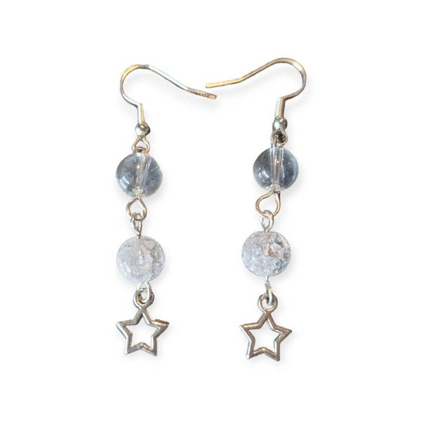 Oorbellen bergkristal en gebroken bergkristal.