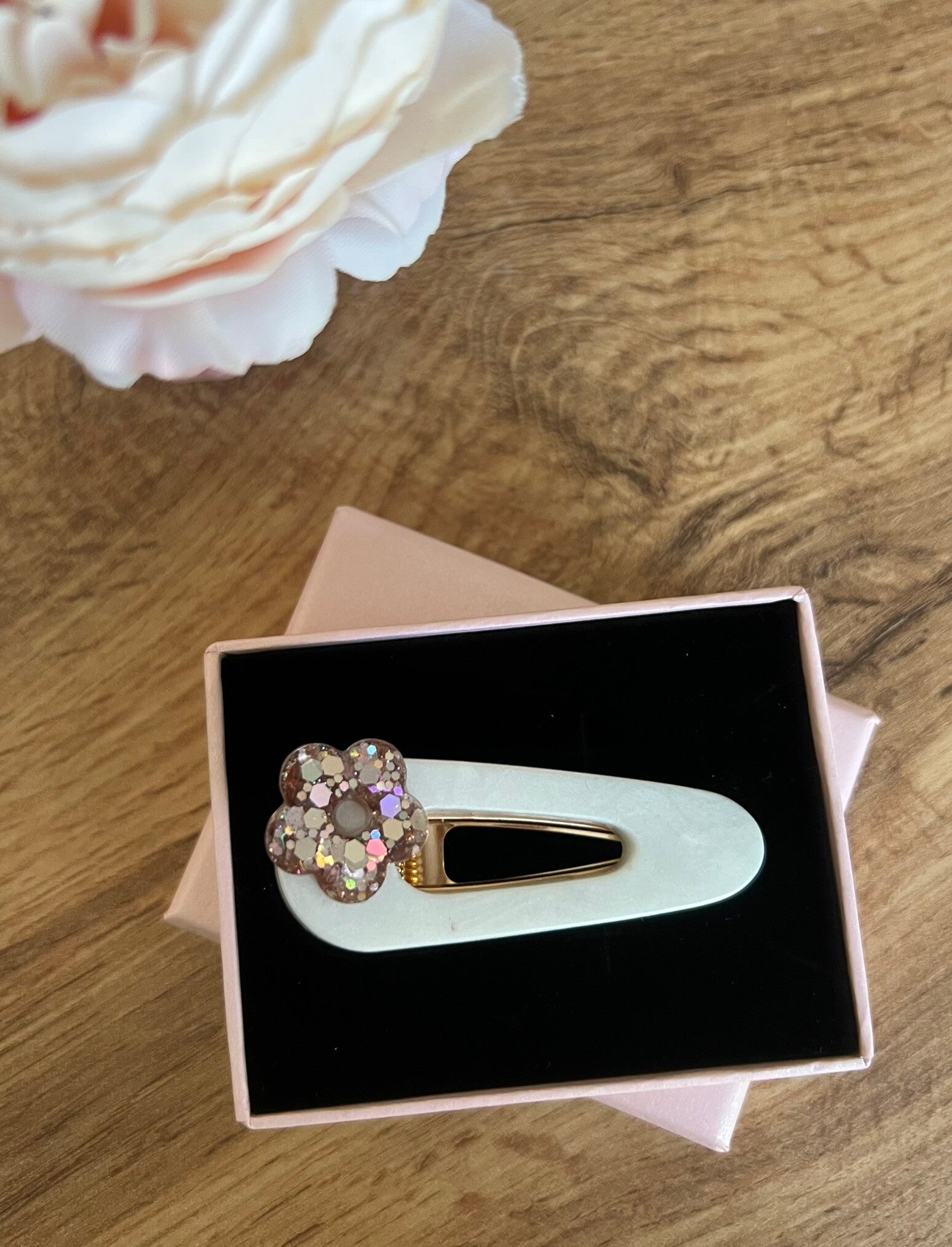 Barrette à cheveux blanche et fleur pailletée