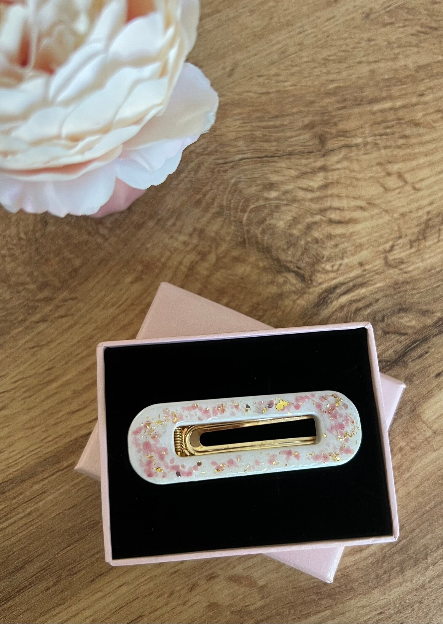 Barrette à cheveux blanc nacré et copeaux roses