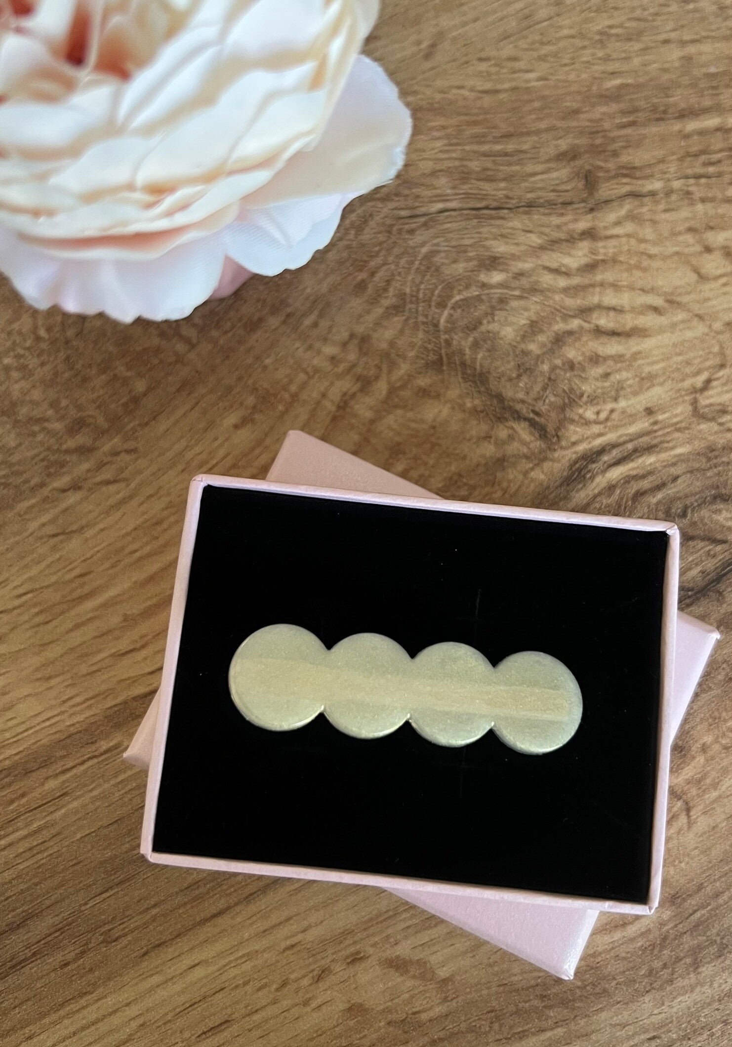 Barrette à cheveux beige nacrée