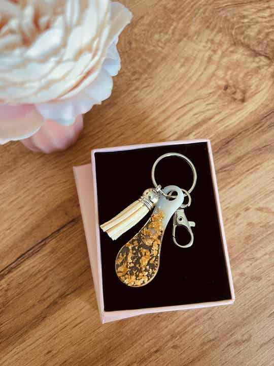 Jeton transparent avec feuilles d'or et blanc