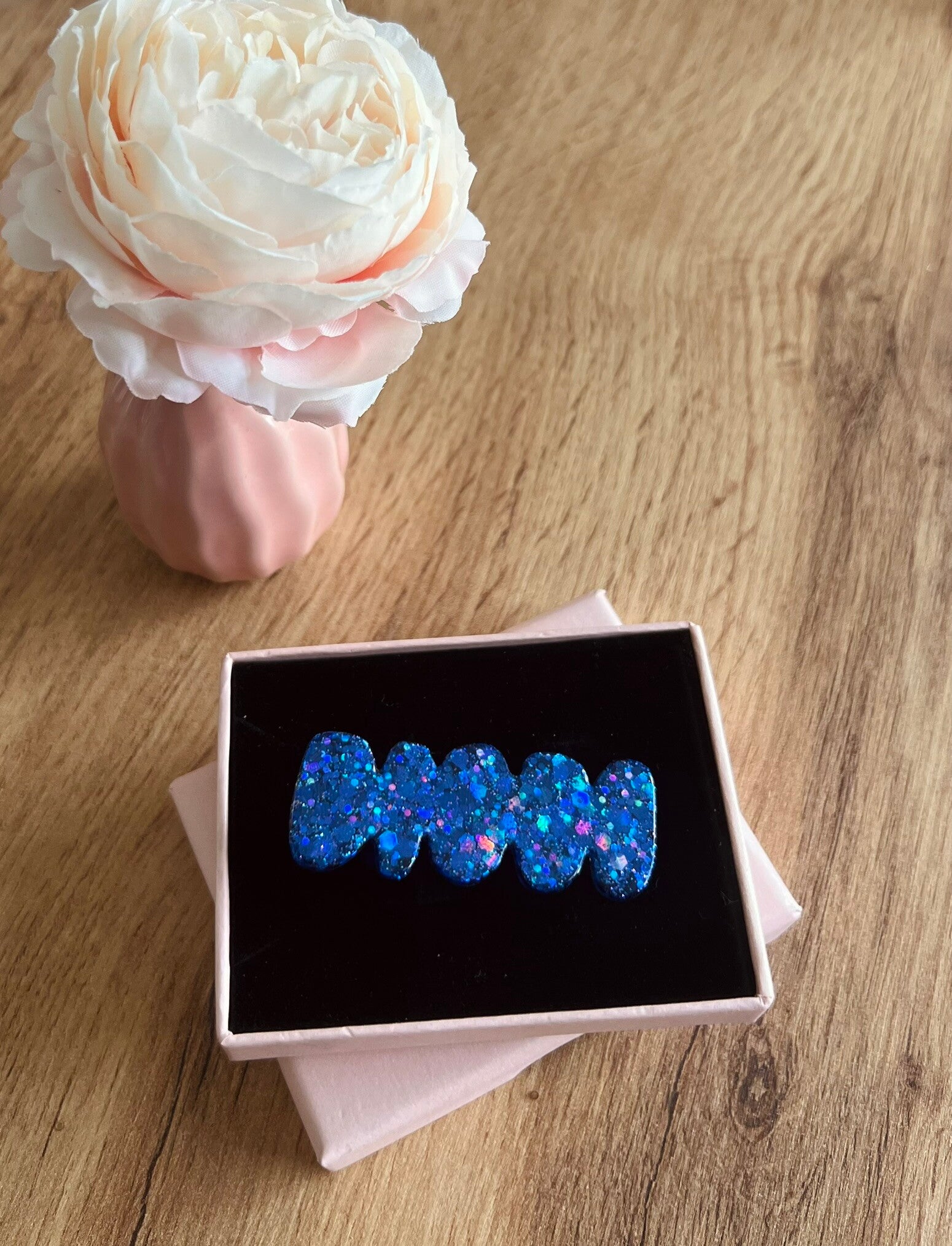 Barrette à cheveux bleu foncé pailletée