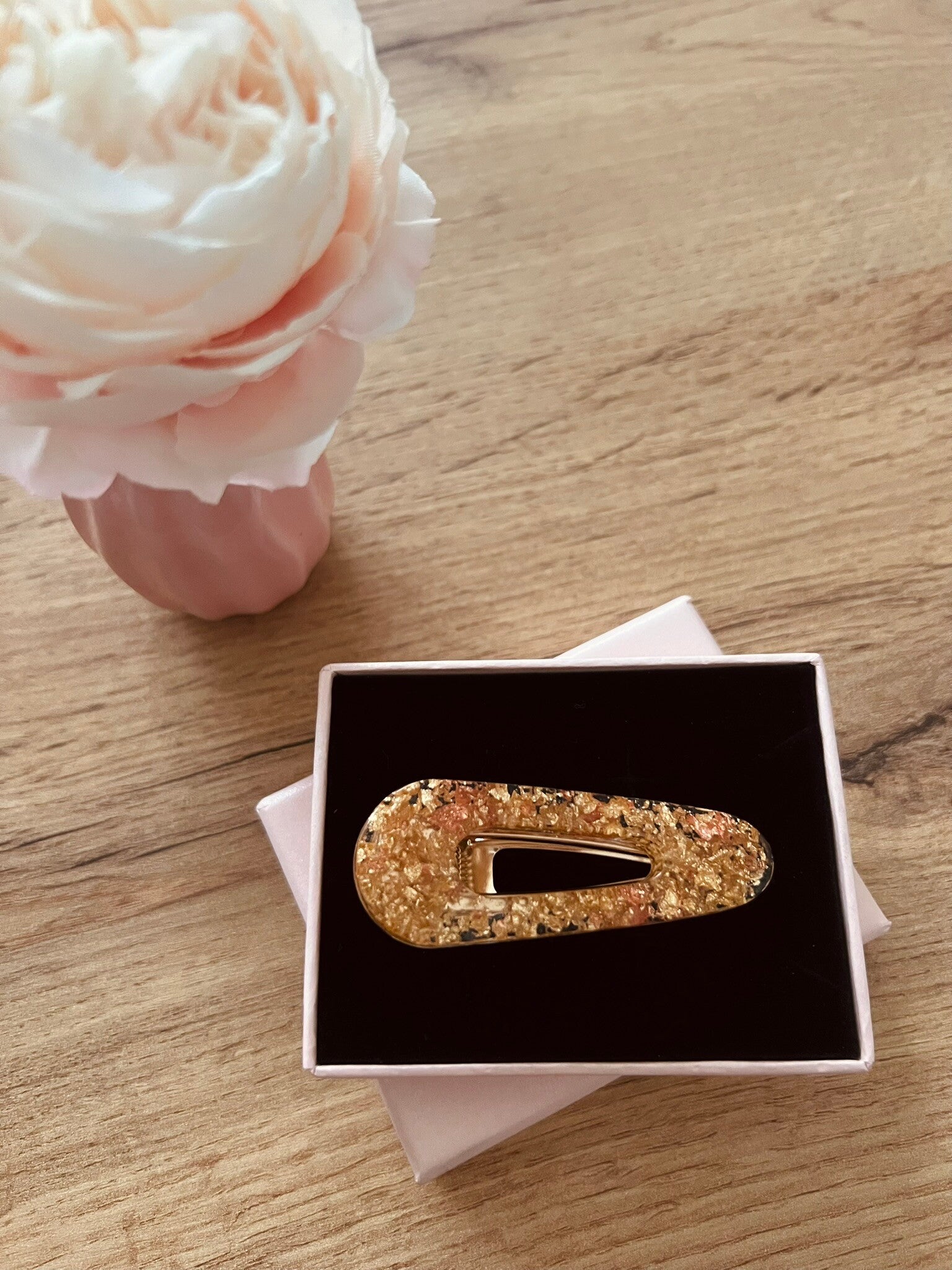 Barrette à cheveux transparente agrémentée de feuilles d'or