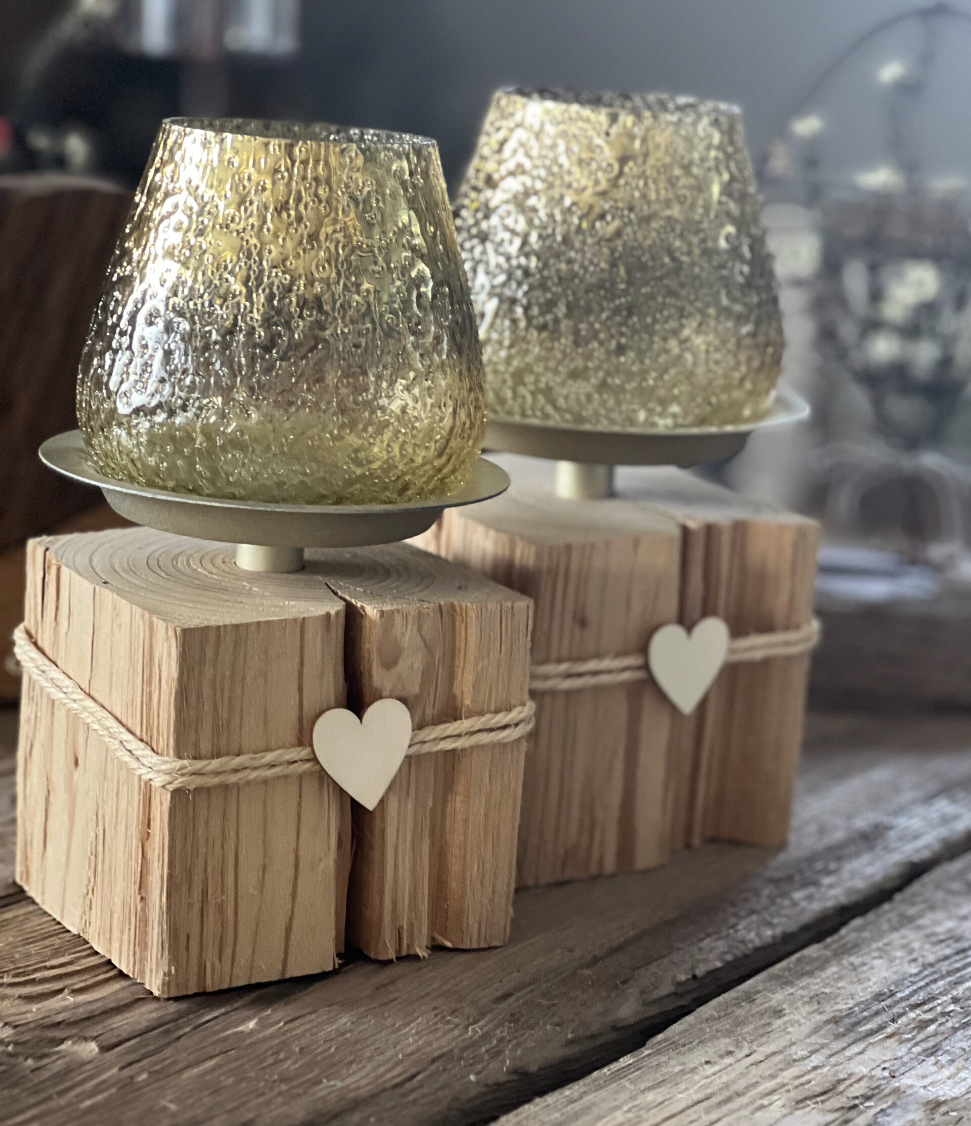 Handgehacktes Holzlicht in Gold