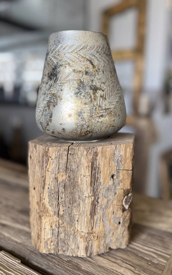 Windlicht/ Vase auf rustikalem Stück Eiche