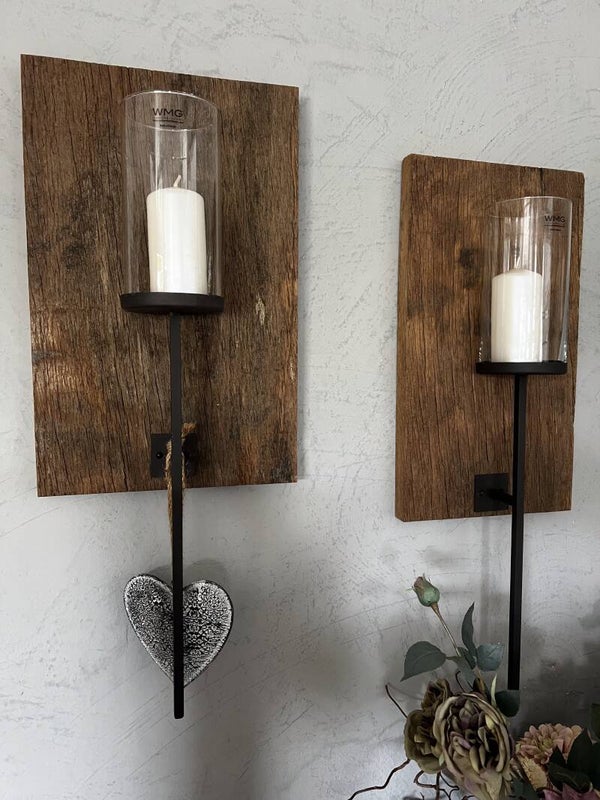 Rustikales Wandbrett mit Vase