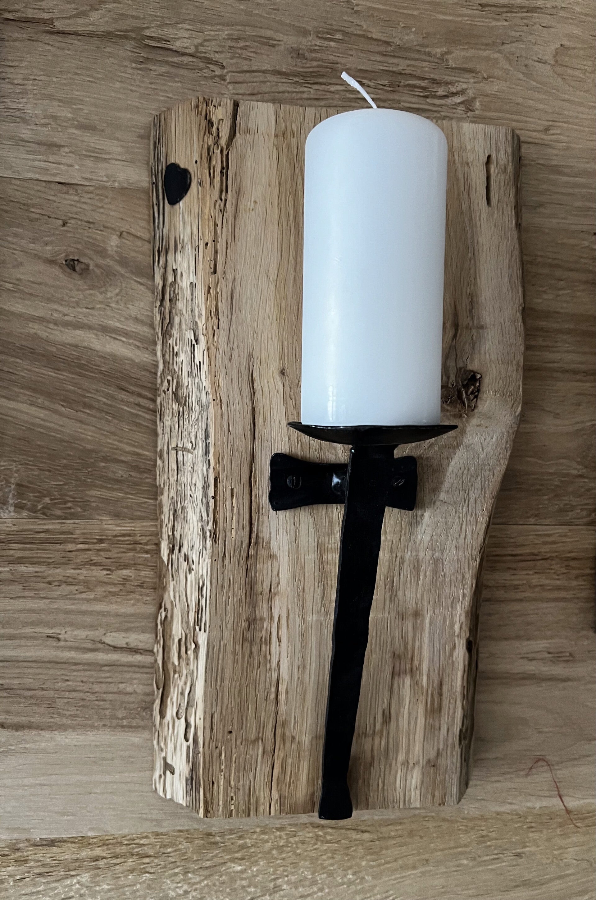 Wandbrett mit gusseisernem Kerzenhalter