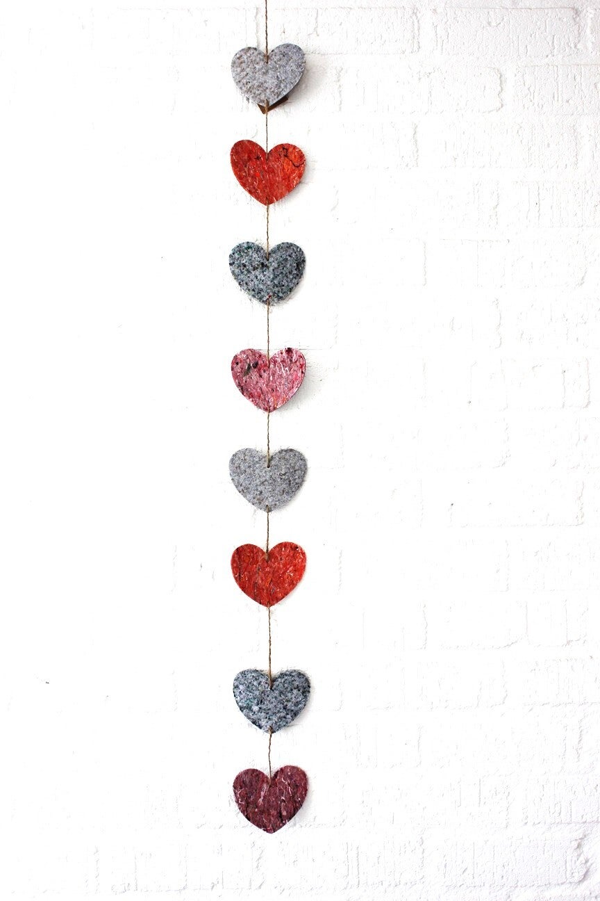 Recycled slinger van vilten hartjes