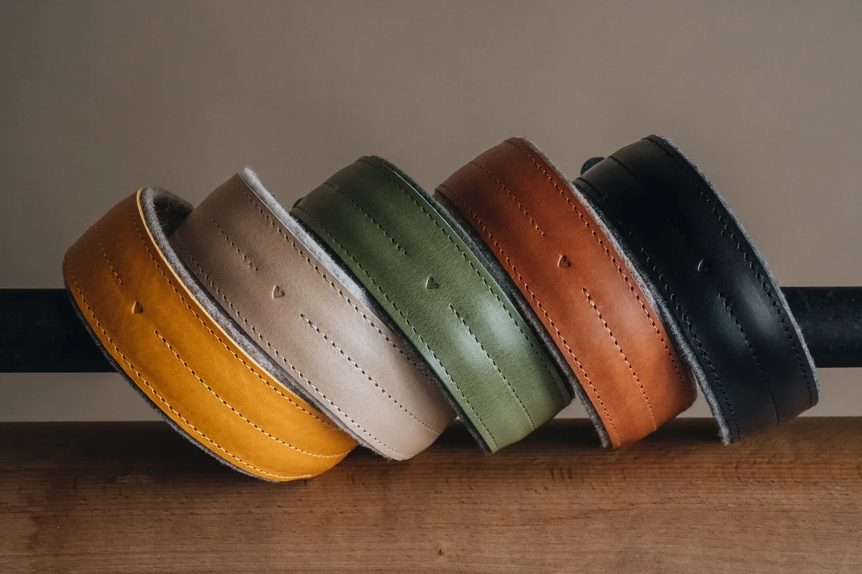 Large collier pour chien rembourré en laine. Épingler