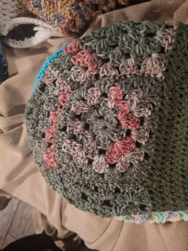 Granny square sloth beanie 💙