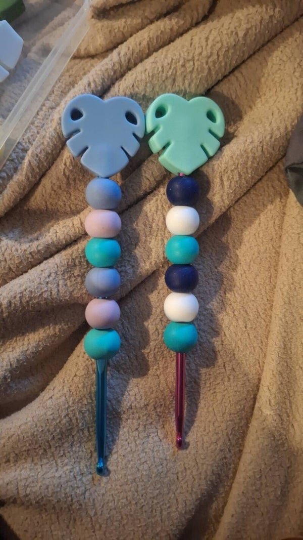 Monsters leaf crochet hook