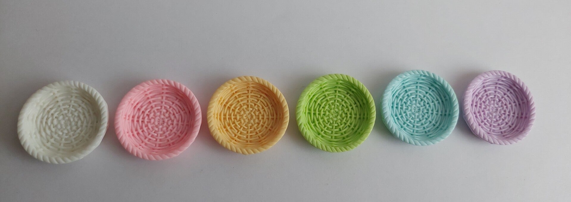 Gekleurde mandjes per stuk