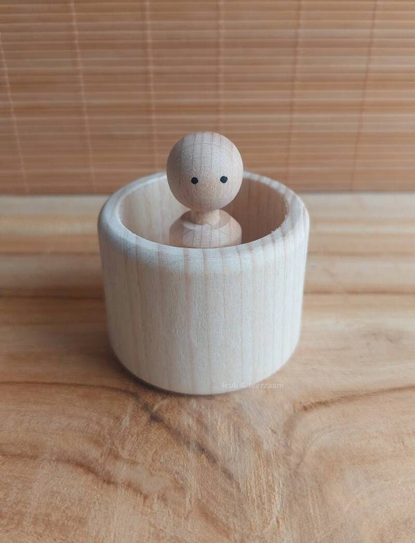 Houten bakje met poppetje