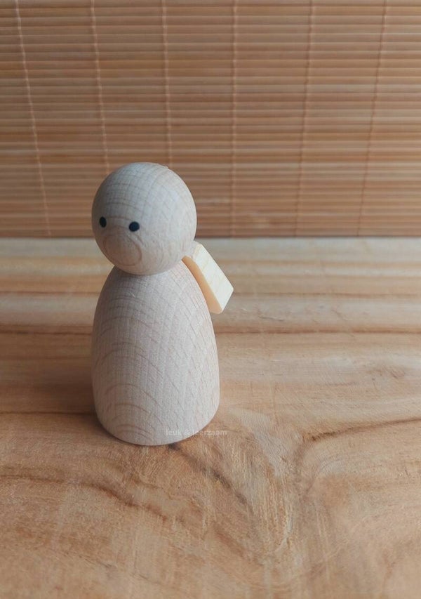 Houten poppetje met rugzak