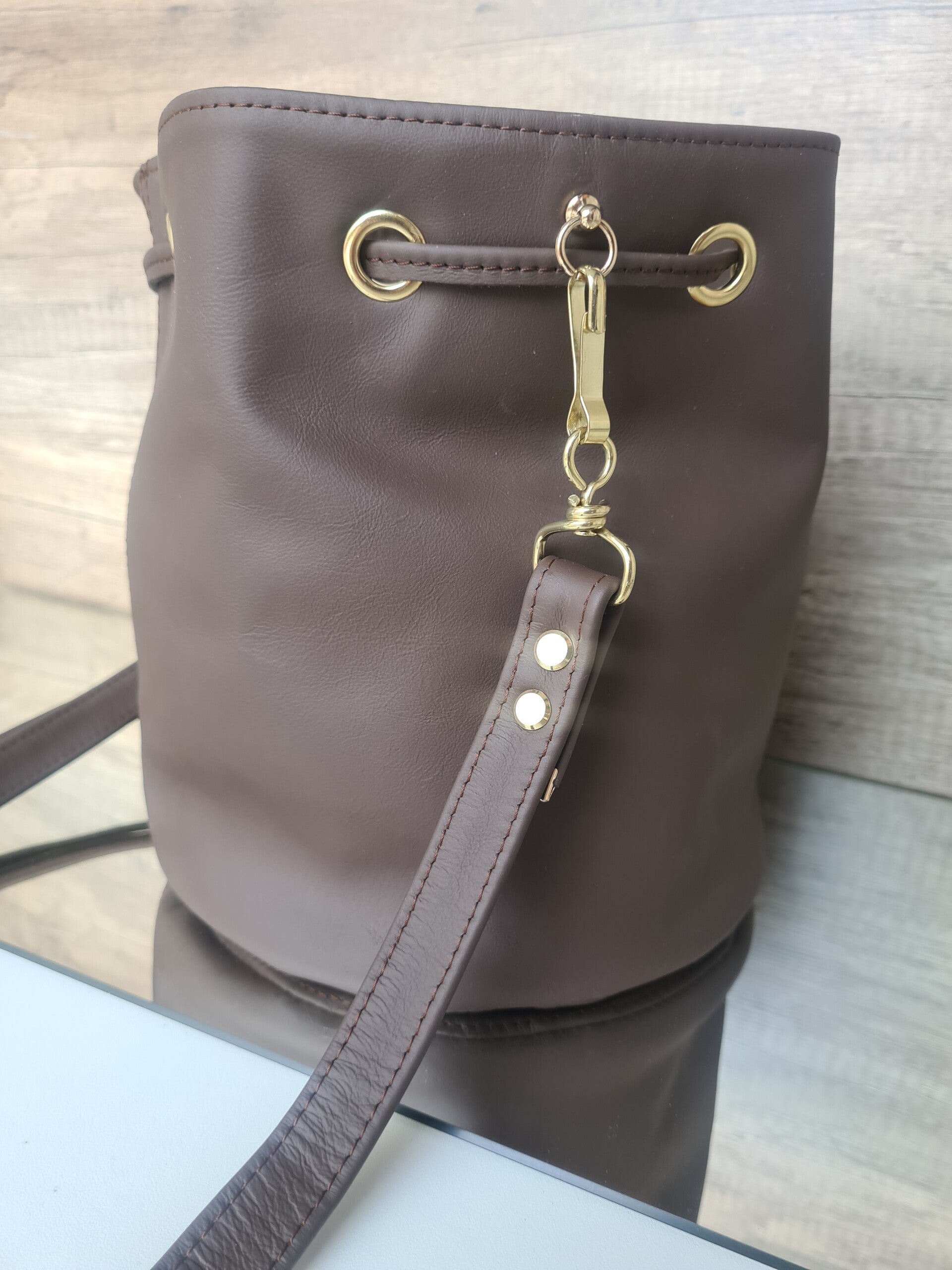Sac bourse en cuir marron chocolat  et boucleries laiton 