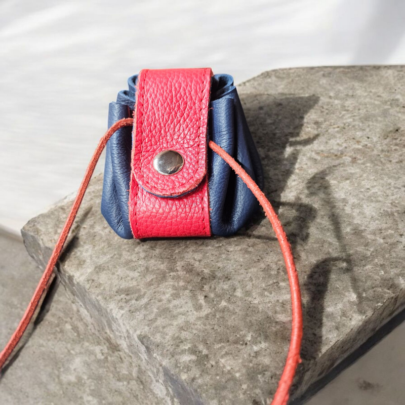 Bourse en cuir bleue et rouge fermée par cordelette et bouton pression