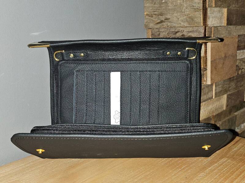 Pochette a Rabat en cuir noir, vue ouvert avec boucleries en laiton