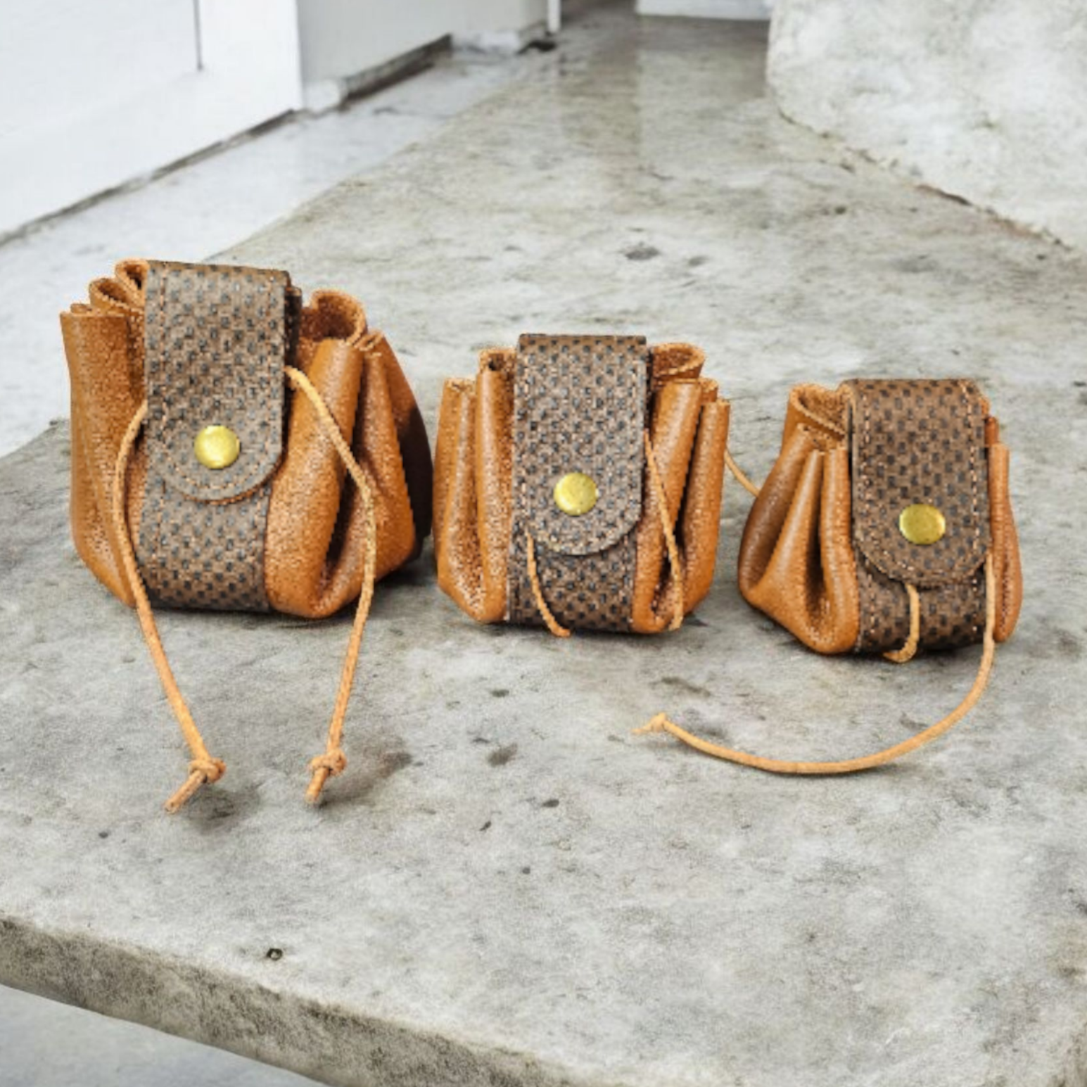 Bourse en cuir bicolore. cognac et marron à damier fermé par laçage