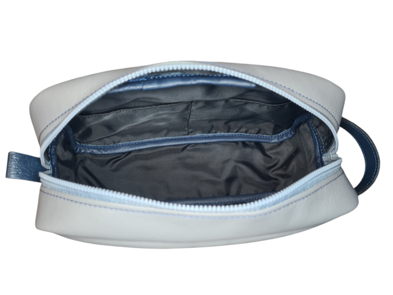 Trousse de toilette en cuir ouverte, interieur tissu imperméable noir