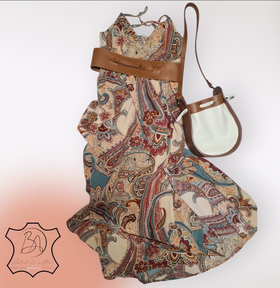 Robe d'été avec un joli sac en cuir aux couleurs assorties