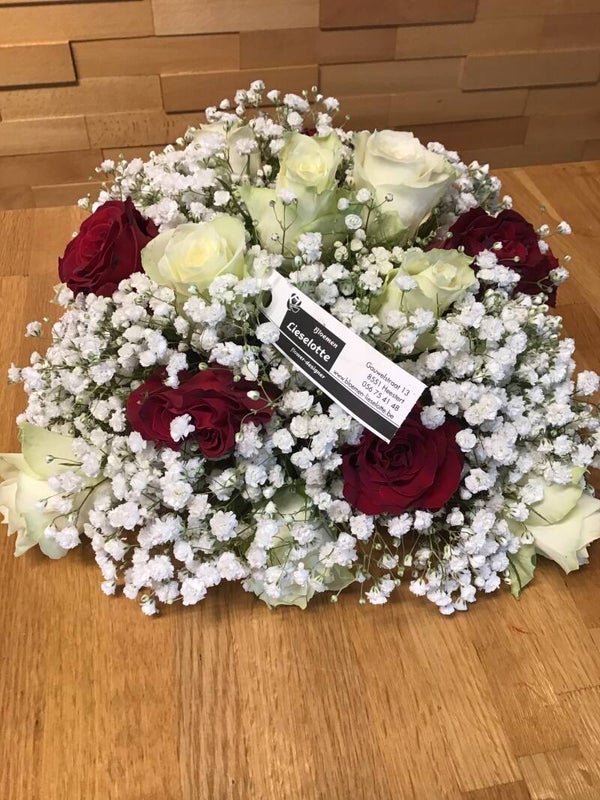 Bloemstuk in vierkant.