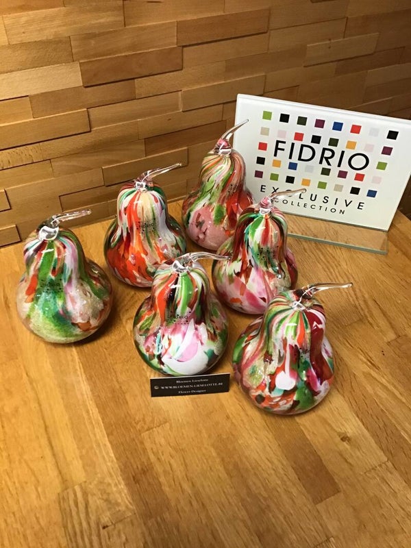 Peer in kleurrijk glas.