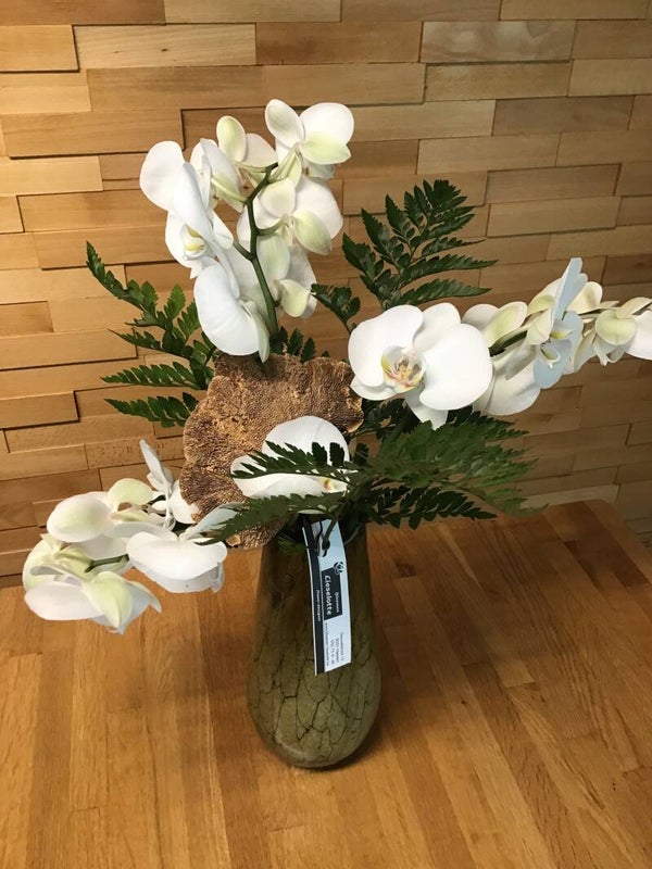 Vaas met witte orchideeën