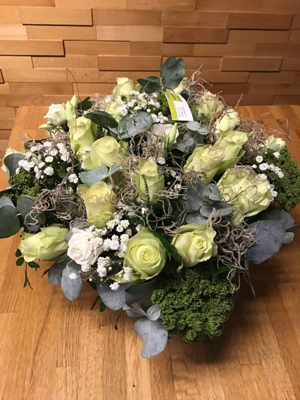 Wit vierkant laag bloemstuk