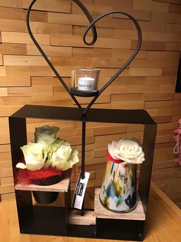 Hart met bloemstuk en vaasje