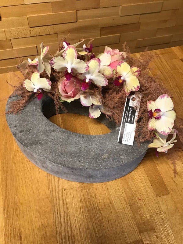 Grafstuk met ovaal steen .