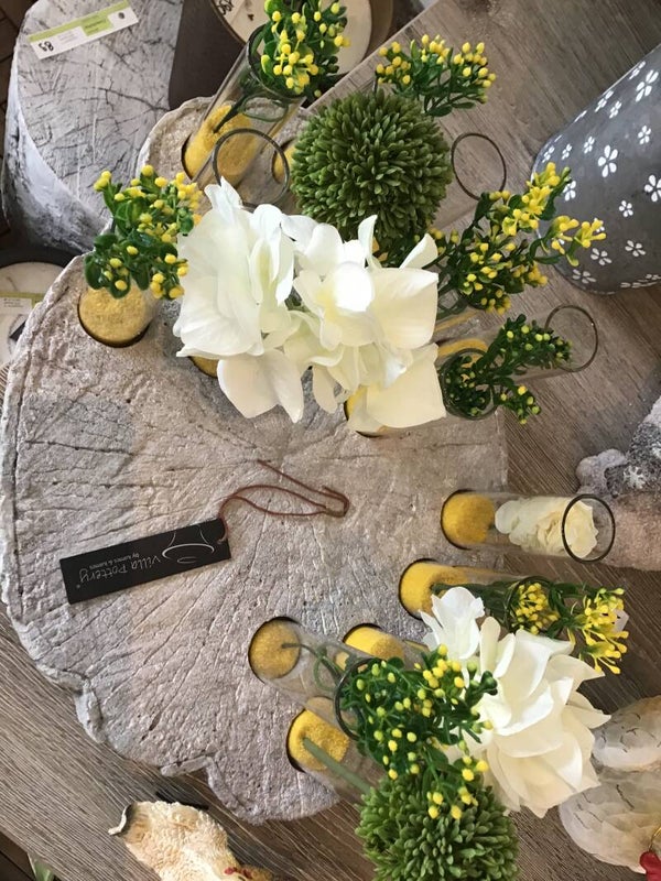 Schijf van steen met glazen buisjes opgewerkt.