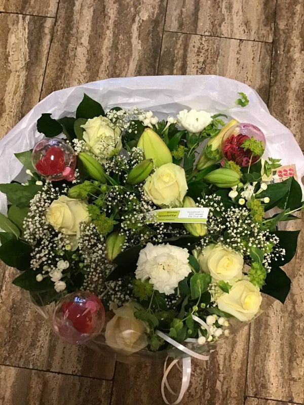 Wit boeket met Valentijns assortiment  bal