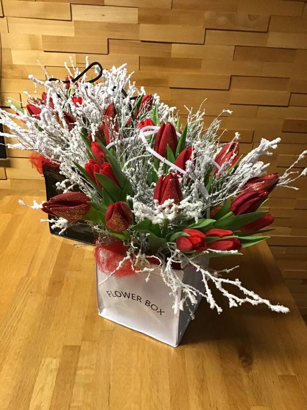 Tulpen in decoratieve zakje