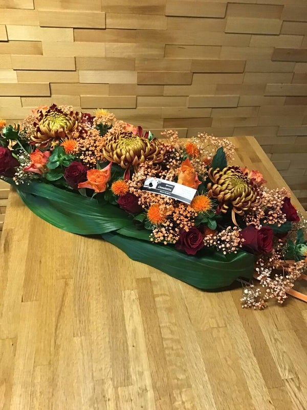 Langwerpig oranje grafstuk.