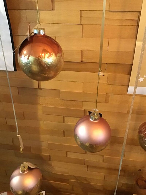 Kerstbal oranje of roze met gouden onderkant.