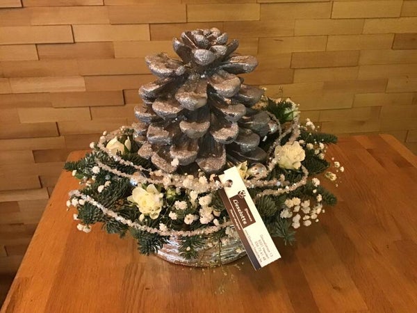 Kerstbloemstuk zilver/wit