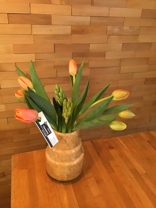 Caramel vaasje met lente bloemen