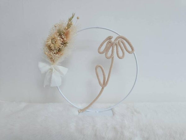 Ring wit met gepunnikte bloem