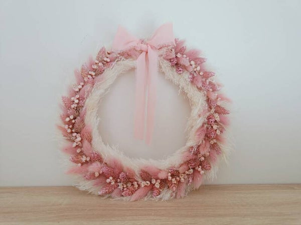 Krans met droogbloemen roze