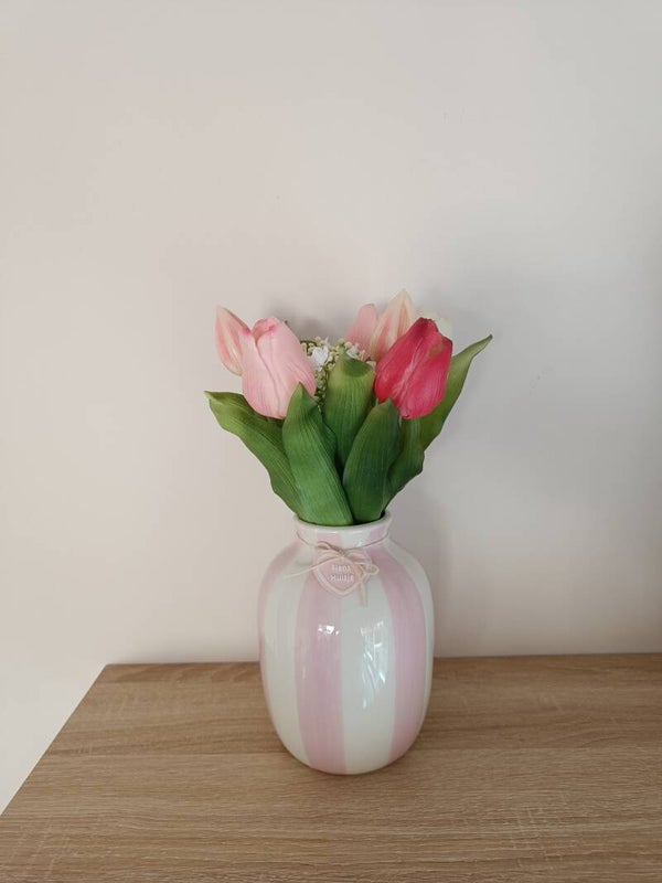 Bolle vaas gestreept met 'real touch' tulpen