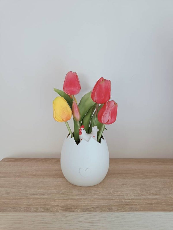 3D ei gevuld met 'real touch' tulpen rood