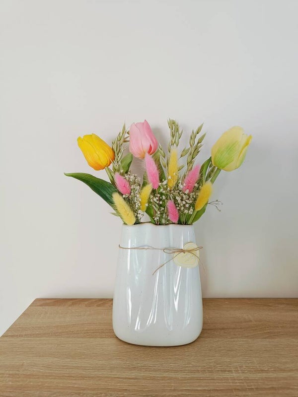 Gegolvde vaas met tulpen