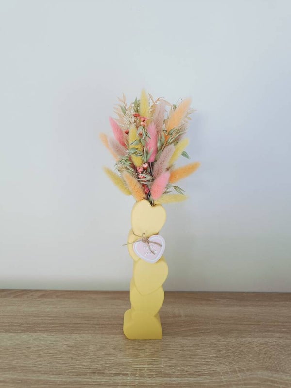 3D hartjesvaas geel met droogbloemen.