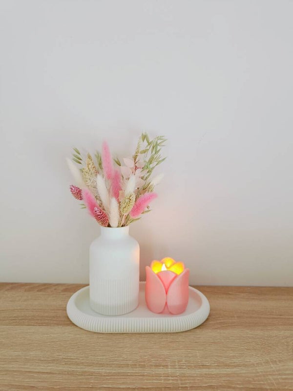 Vaasje wit met droogbloemen roze