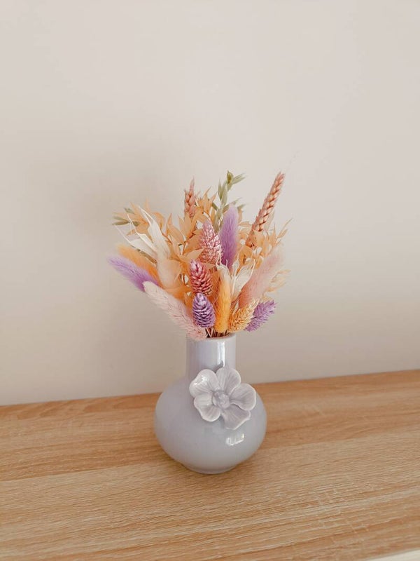 Vaasje lila met droogbloemen