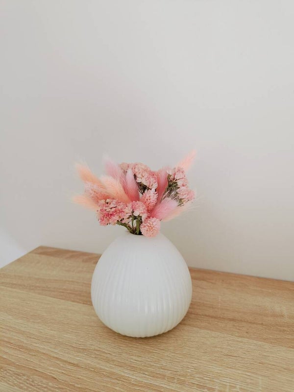 Wit vaasje met droogbloemen roze/peach