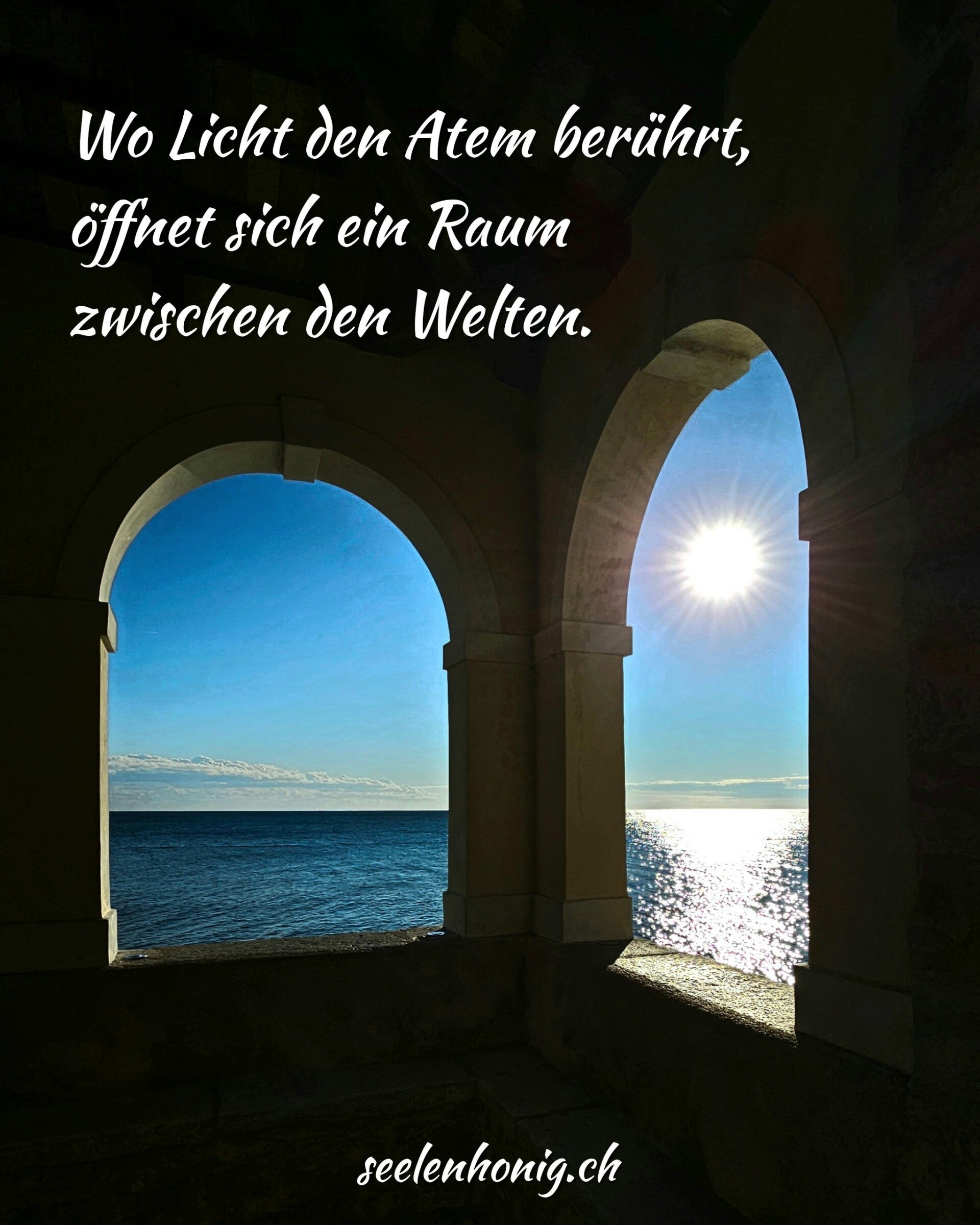 Sonnenlicht fällt durch einen steinernen Bogen auf das Meer – ein stiller Blick in einen weiten Raum aus Licht und Tiefe.
