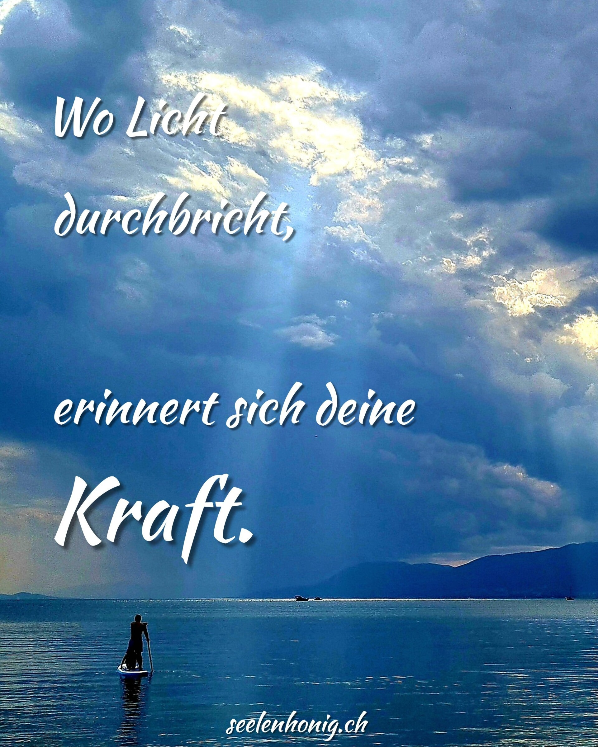 Ein Lichtstrahl bricht durch dunkle Wolken auf einen ruhigen See, auf dem eine allein paddelnde Person unterwegs ist – ein Moment von Stärke, Ruhe und innerer Kraft.