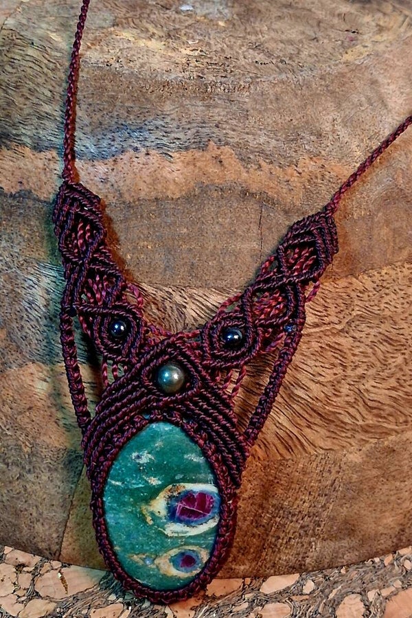 Collier Rubis sur zoisite - pierre d’amour et d’avancement